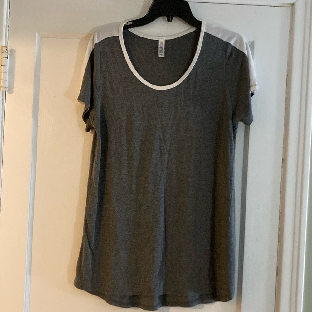 Lularoe L T-Shirt